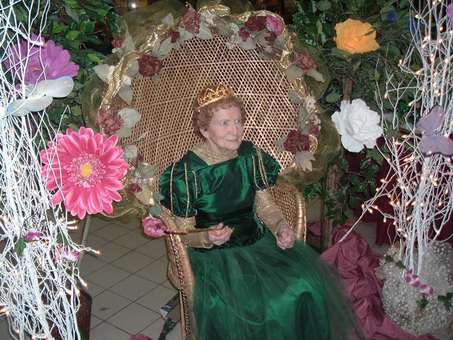 Eva presiding as Queen Aoife